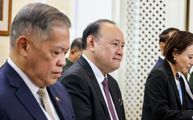 菲律宾 天塌了
如果说菲律宾还在等待中国救援的话，现在可以负责任的告诉他们，等不