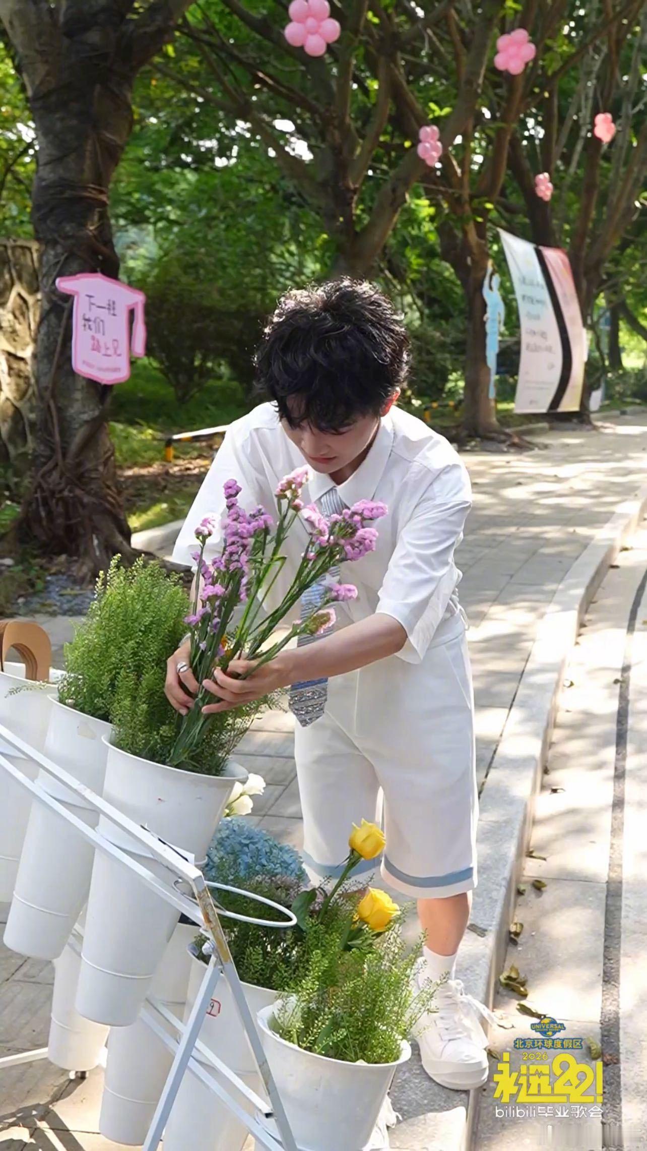 周深真的走花路了 深深空降广州走花路，这个奔跑机位的青春感完全学长来的！✨ 这条