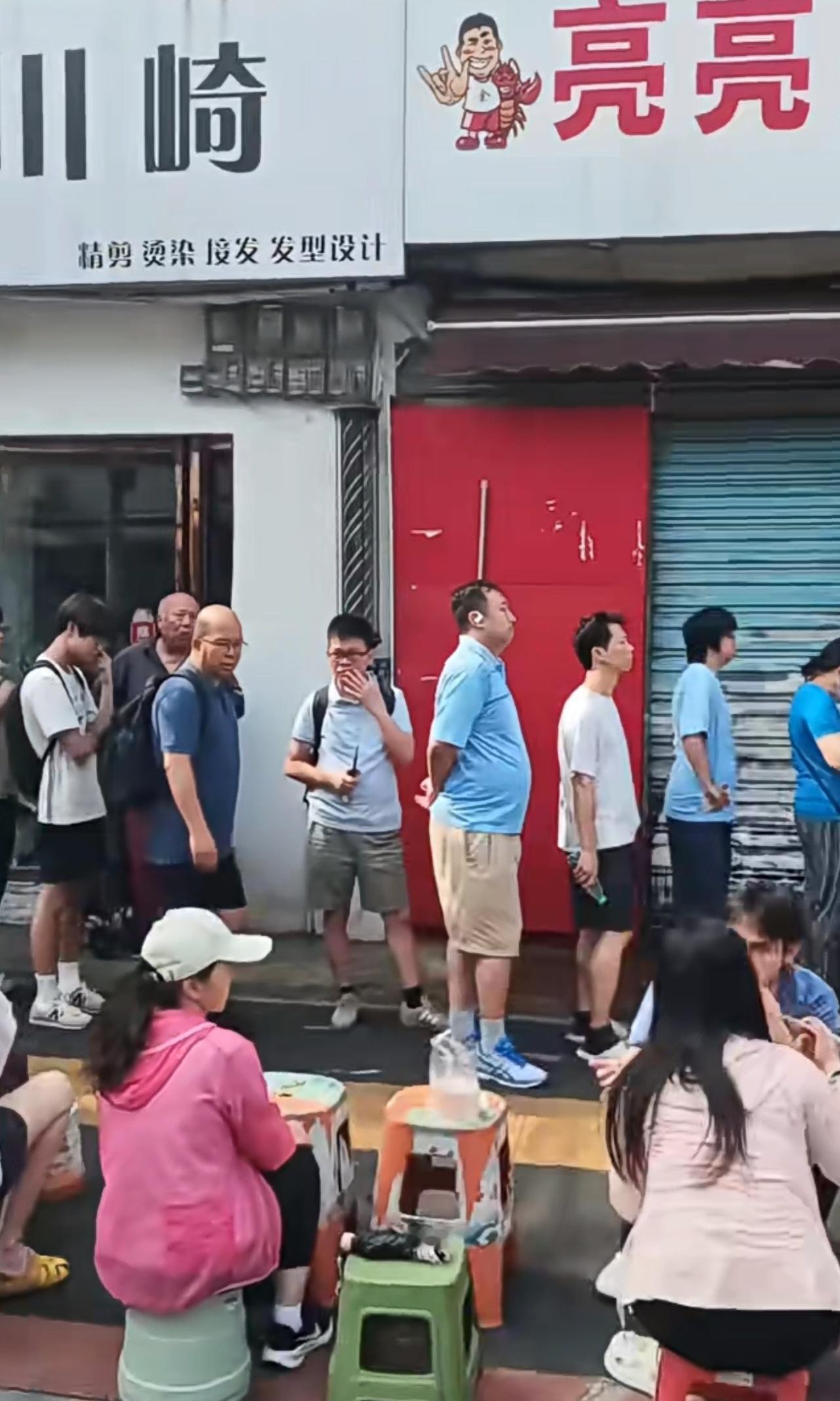 丽华早点排队蛮多的，确实火了。有些人对一个过早行为都恶意解读，那纯粹是立场问题。
