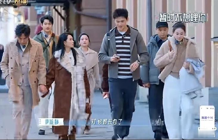 《妻子的浪漫旅行》众人结伴逛街，几对伴侣全程牵手同行，甜蜜氛围感十足。唯独孙杨与