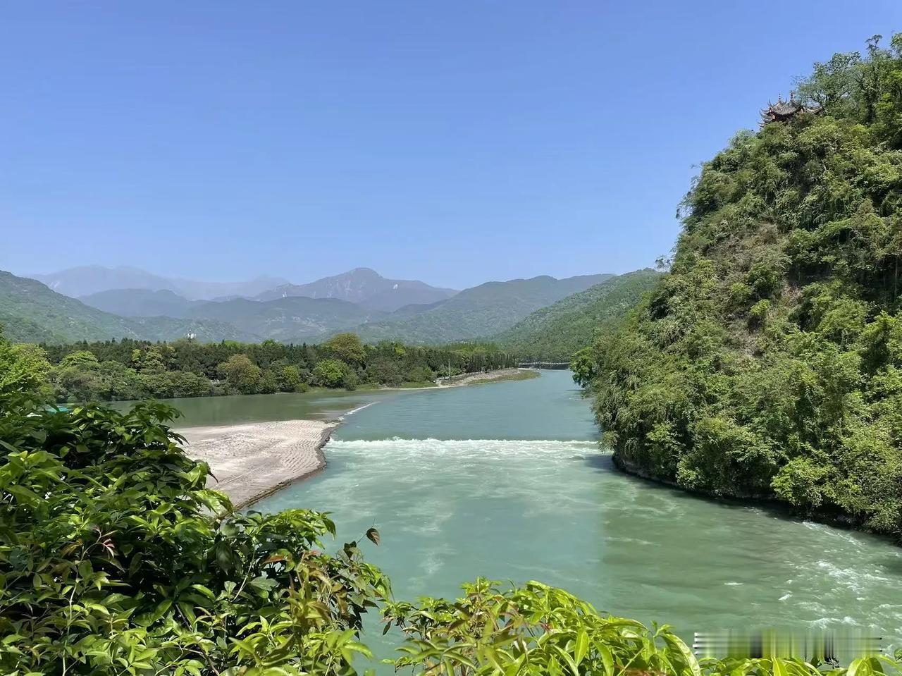 青石板上流转着李冰治水的智慧，锦江碧波倒映千年都江堰的粼粼银练。行至武侯祠朱红照