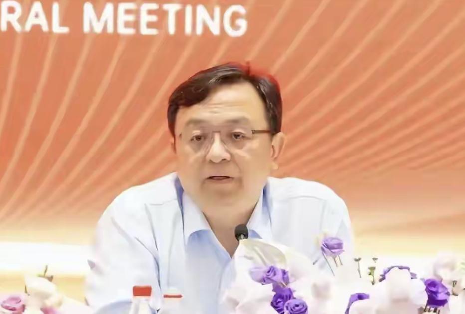 "欲戴王冠，必承其重"，当企业跻身行业头部，发展之路往往伴随着巨大挑战与压力。如