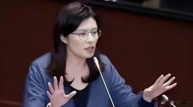 万万没料到，新当选的中国国民党主席郑丽文，一查才发现她不仅是个“蓝二代”，身上流