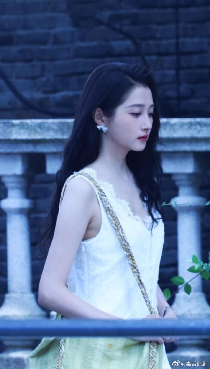 关晓彤行走的活尺子 关晓彤地表最强172.4别人靠厚底鞋撑身高，关晓彤光脚 17