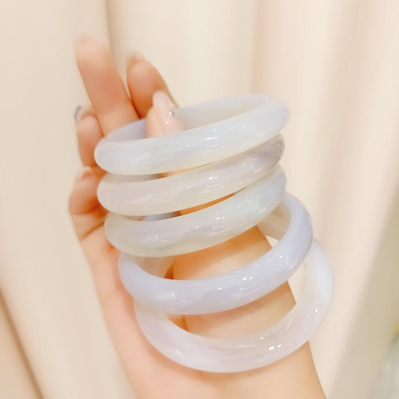 清新淡雅的玉镯，温婉如水，尽显东方韵味。