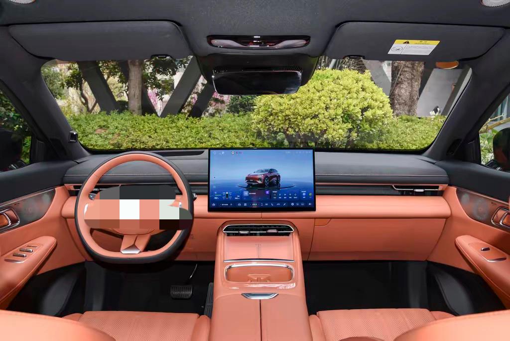 有没有发现现在新能源车基本上都是一个造型，就是中控一个大屏幕。

这个有点像手机