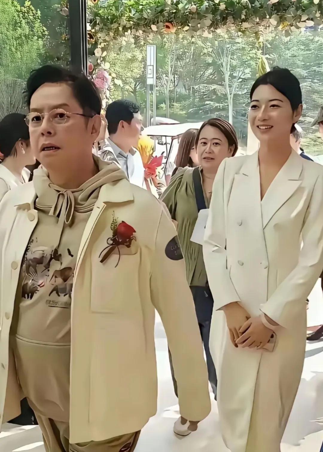 谭咏麟发福了，不过72岁这状态不错了。[赞]