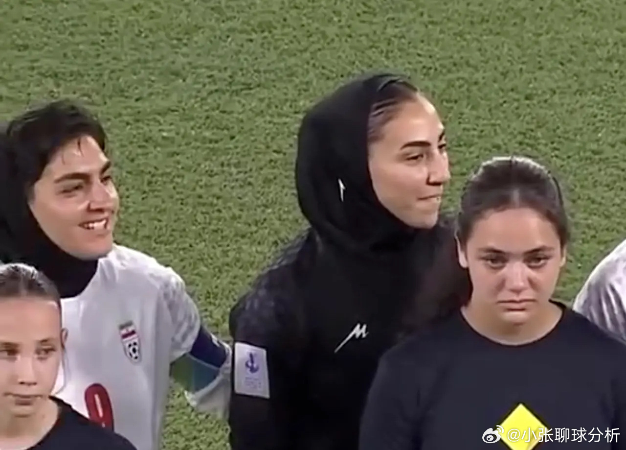 祖国遭袭！戴头巾的伊朗女足球员集体拒唱国歌 有人微笑有人落泪北京时间3月2日晚上