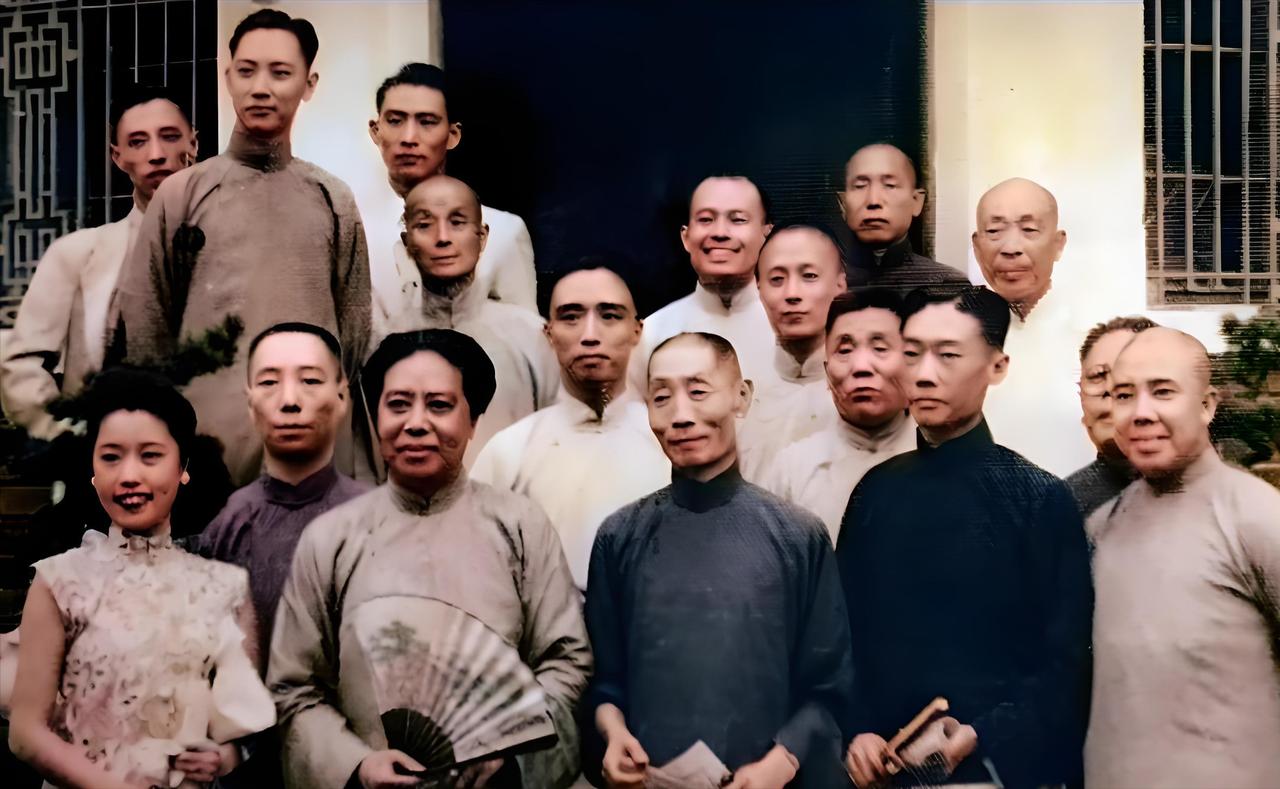 在样板戏《红灯记》中扮演老旦“李奶奶”的高玉倩年轻时可以演“李铁梅”哦，太美了！