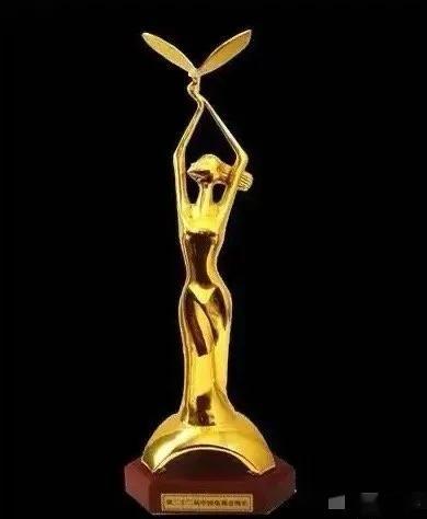 中国电视金鹰奖新增了一项规定：参加评奖的人必须具有中国国籍，那好多明星拿不了奖了