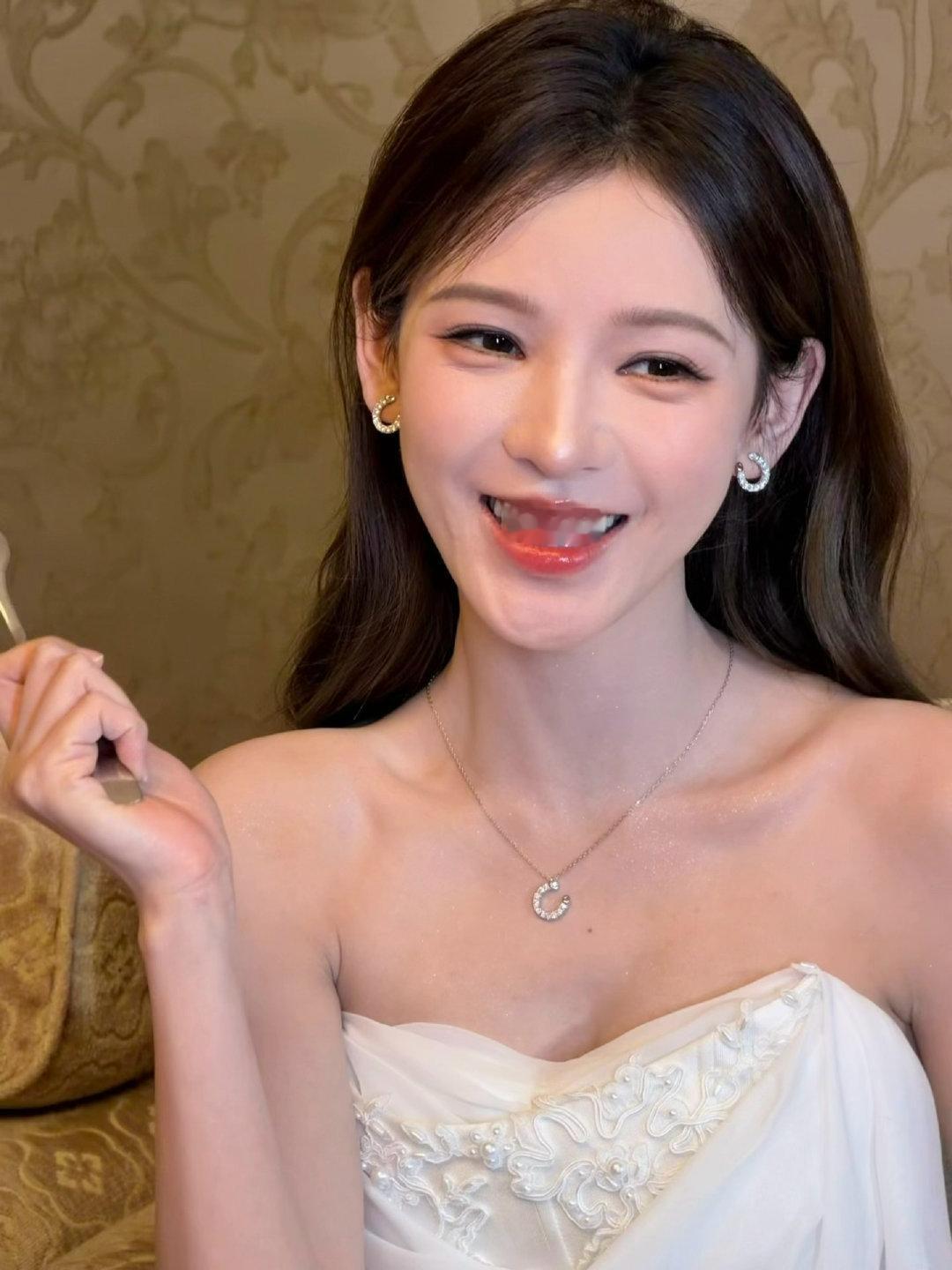 张予曦坐大巴还在想浪姐 一坐上熟悉的大巴，张予曦的浪姐DNA直接动了！同样的奔波