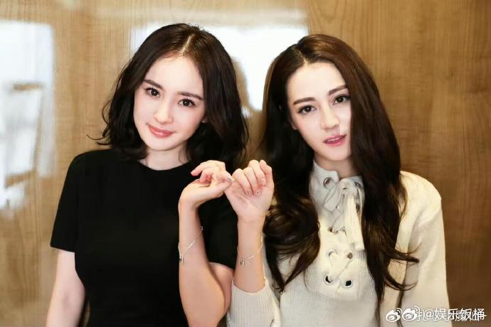 杨幂迪丽热巴嘉行时期同框杨幂迪丽热巴嘉行时期杨幂迪丽热巴嘉行时期，好青涩的合照，