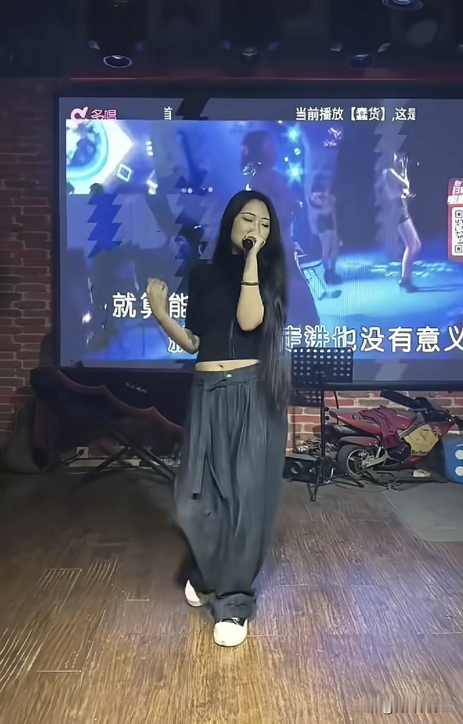 这个漂亮女生就是秦皇岛酒吧火灾的8名遇难者之一，是酒吧驻唱的歌手，她英文名叫ku
