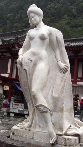 没想到临潼华清池陈列了三十多年的“贵妃出浴”雕塑，竟被一些“玻璃心”网友批为“不
