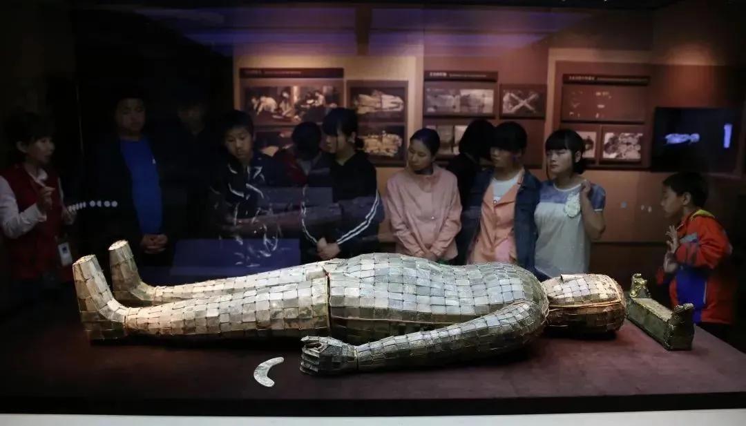 西汉，1968年河北满城中山靖王刘胜墓出土。整套“玉衣”形体肥大，披金挂玉，全长