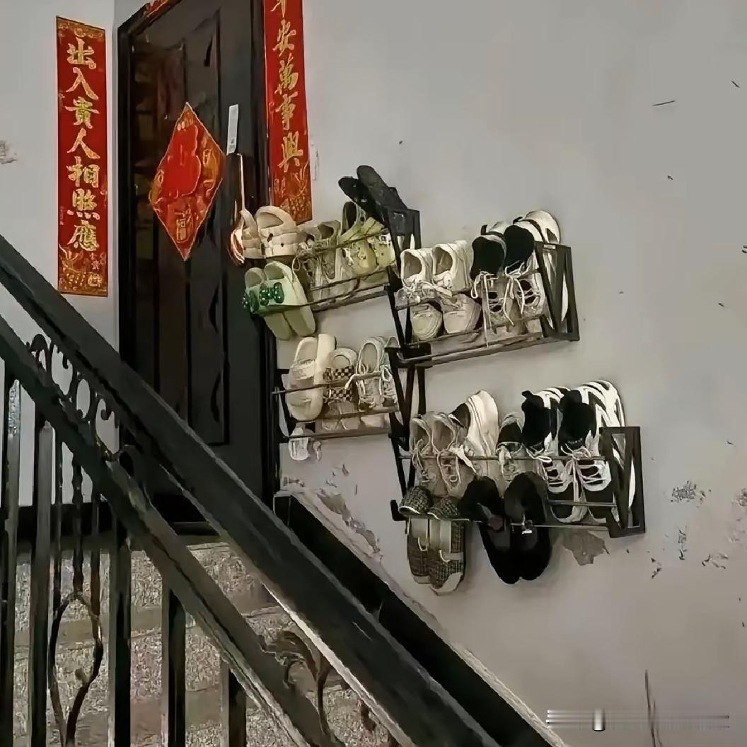 千万别跟这种楼下邻居斗嘴，他有往楼道里放鞋的行为肯定是垃圾人，你斗不过他！直接找