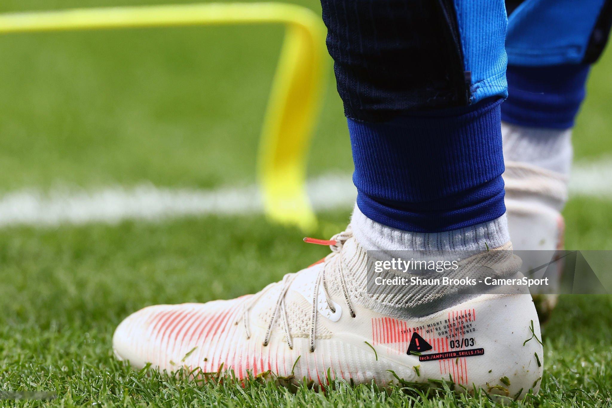 切尔西客场和热刺的比赛中，库库雷利亚2次滑倒导致2个丢球，所以他更换了球鞋，最终