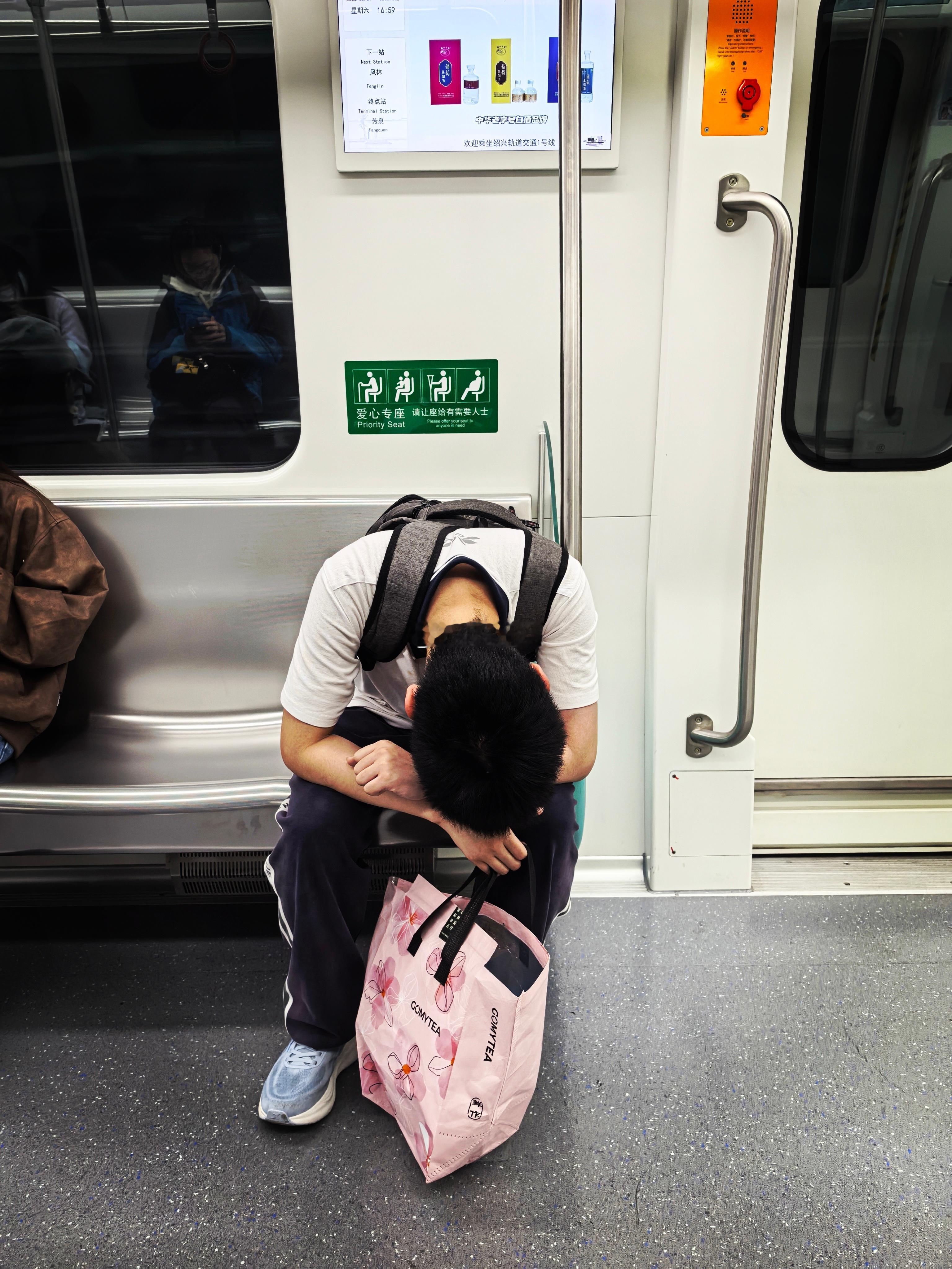 地铁上的初中生 绍兴·灵芝镇