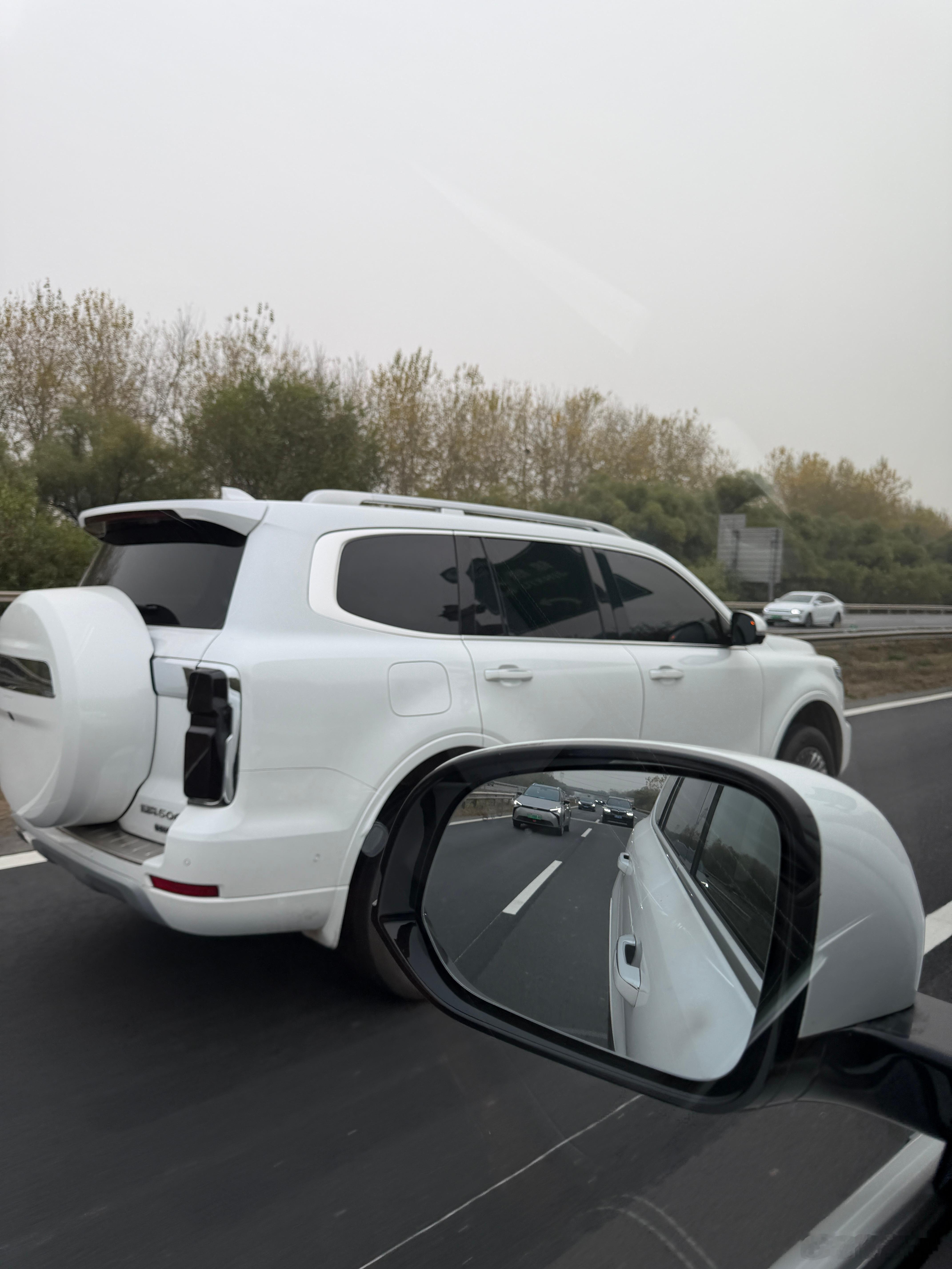 今天开500去参加400发布会，路过老款的500我都是把小蓝灯关了，我怕他们看到