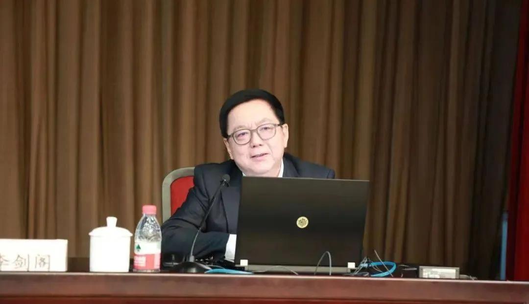 专家的奇葩言论！牛不牛？

李剑阁专家曾经主张保持低工资以提高企业竞争力。他说“