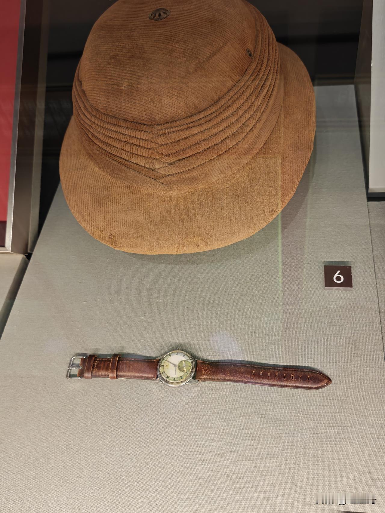 毛主席用过的几件文物

        第一件是毛主席1945年8月28日赴重庆