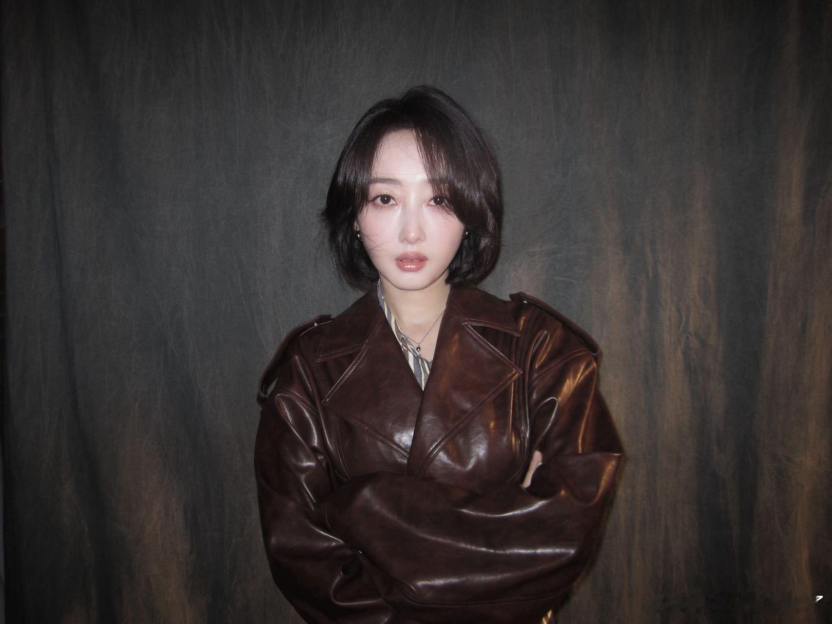 蒋梦婕韩剧女主既视感 在潘玮柏《悼念愛情》MV中，蒋梦婕用细腻表演构建了一个完整