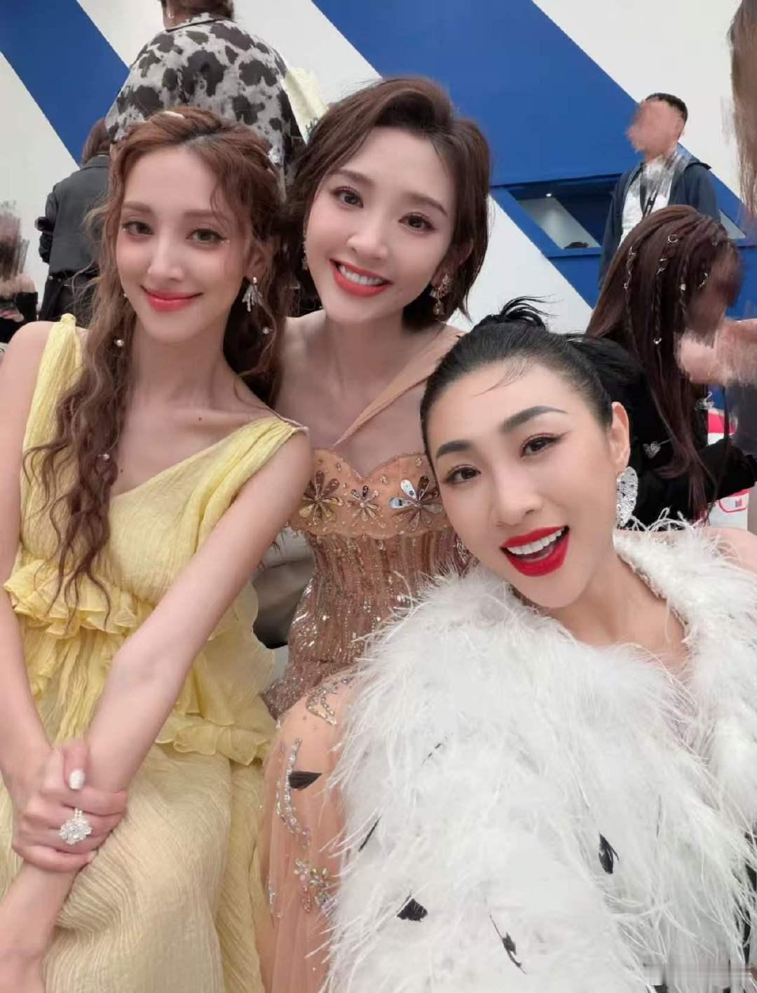 唐艺昕说幸福就是一起包饺子唐艺昕晒乘风后台合照被姐姐们的乘风后台日常狠狠治愈了✨