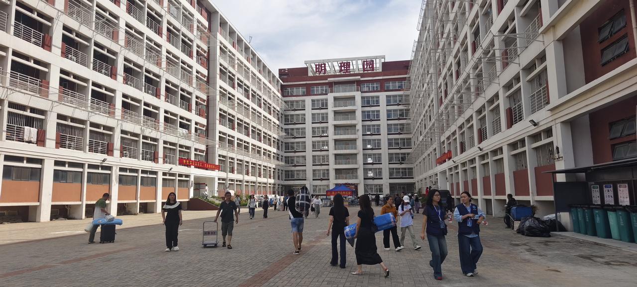 丫头昨天说要准备考研，要报个一对一的急训班，专业课两门学费26000，公共课两门