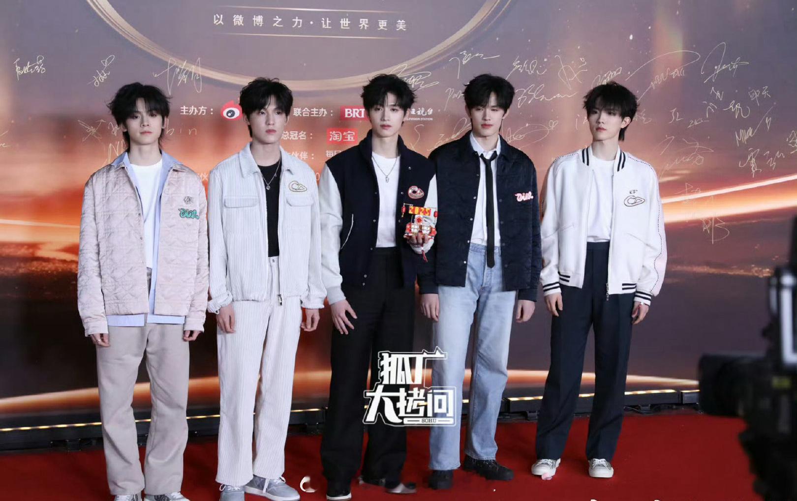 登录少年全员Dior亮相 红毯，来看看时尚表现力如何： 