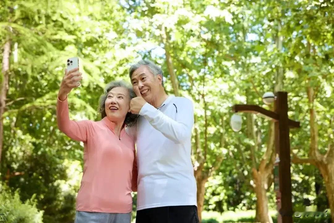 人活七十古来稀，
生活自理最惬意。
成败得失都过去，
开心快乐靠自己。