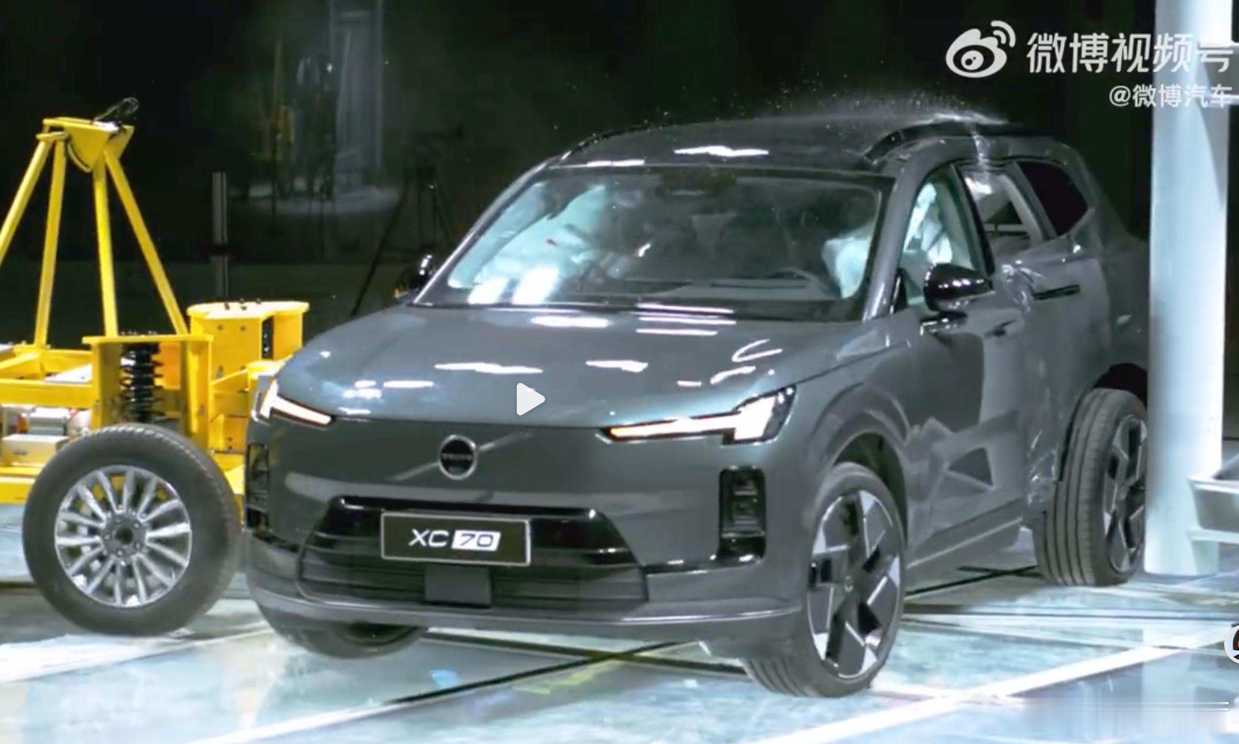XC70被连续撞击三次会怎样 同一辆车连续碰撞测试，是很典型的非标准测试、非强制