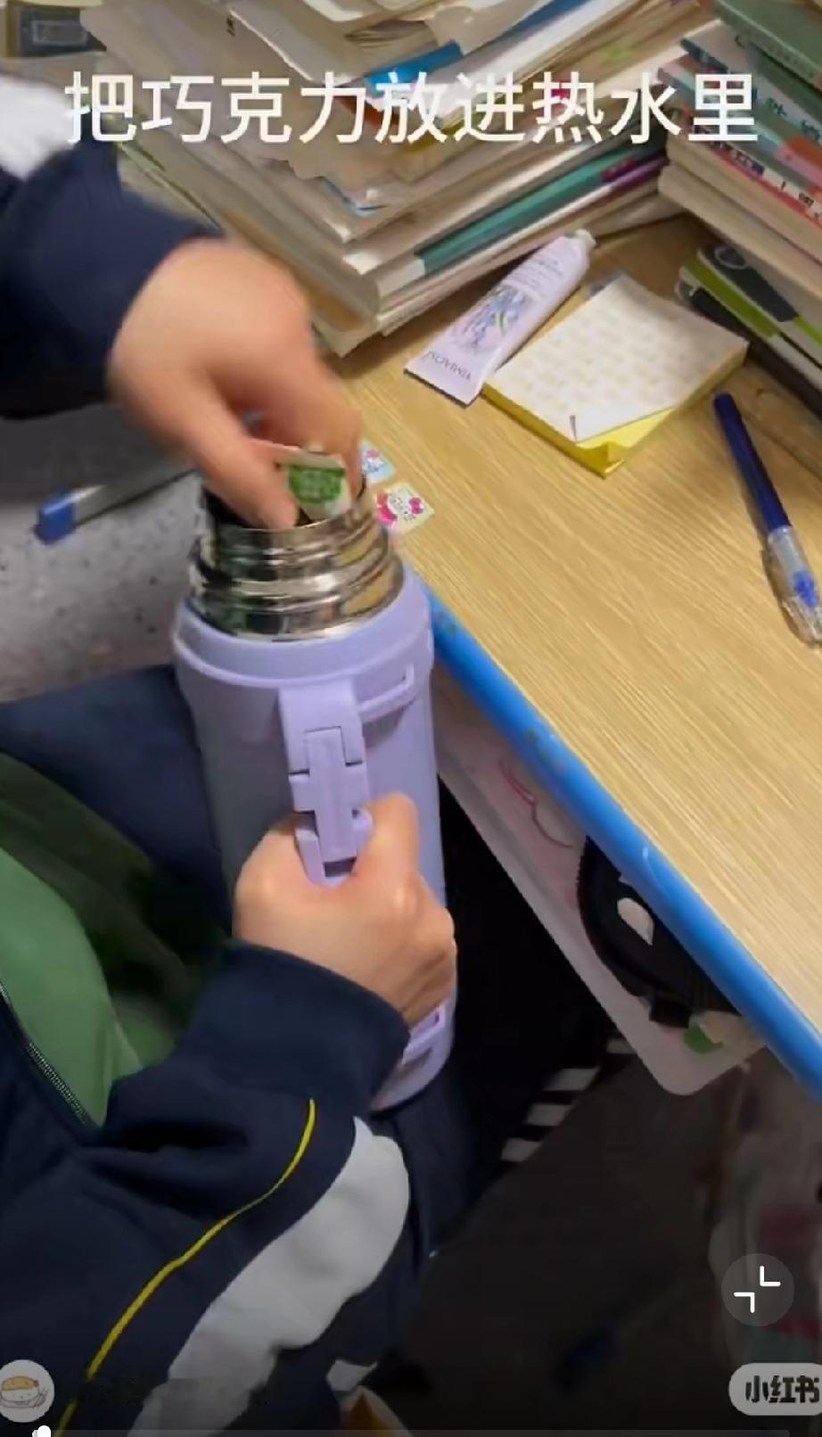 小red书刷到一个高中生自制莓果巧克力冷萃酸奶夹，好牛逼！
操作起来好简单啊！