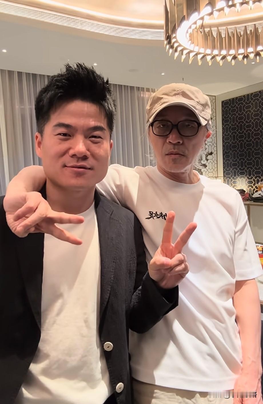梦幻同框！董宇辉偶遇周星驰，一代人的青春双向奔赴
 
近日一张合照引爆网络，董宇