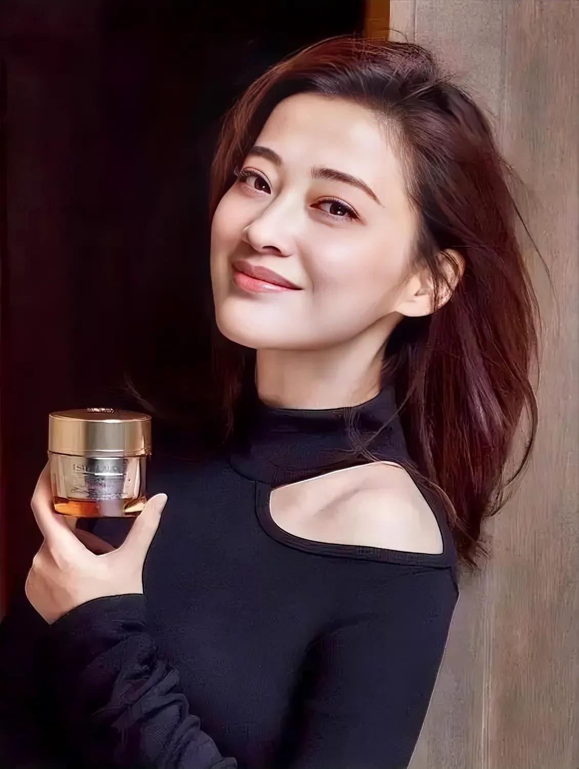好喜欢梅婷的这张照片：优雅大气，宁静知性。