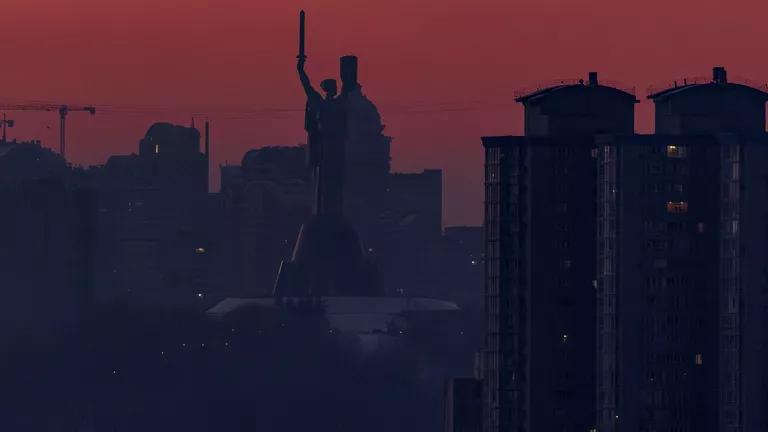 看来，泽连斯基确实致力于坚持不“丧权辱国”。就在2月5号，他在基辅见波兰总理的时