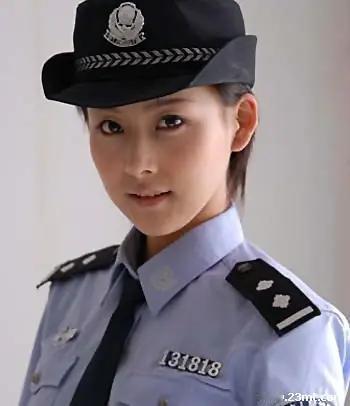 不像个警察的样子
妻子是个女警察，每次与丈夫生气打架时，都是揪头发，挖脸，拧耳朵