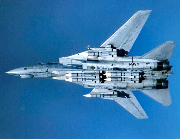 战机欣赏：分享一组F-14“”雄猫战斗机照片。采用了底部的拍摄角度，展现了其挂载