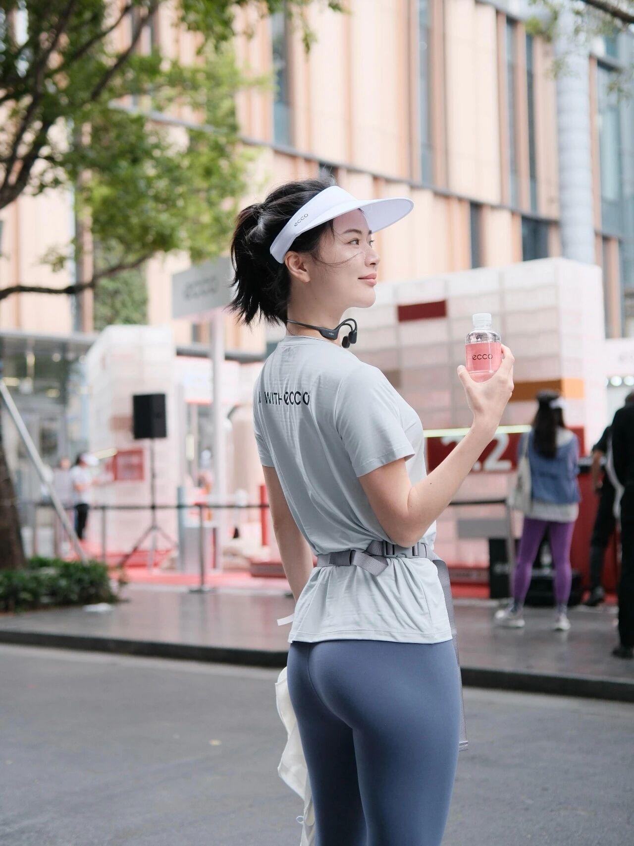 运动完一起去喝一杯吧🍹没进山，但也在CBD开练啦💪
来万象天地，教练带着热身