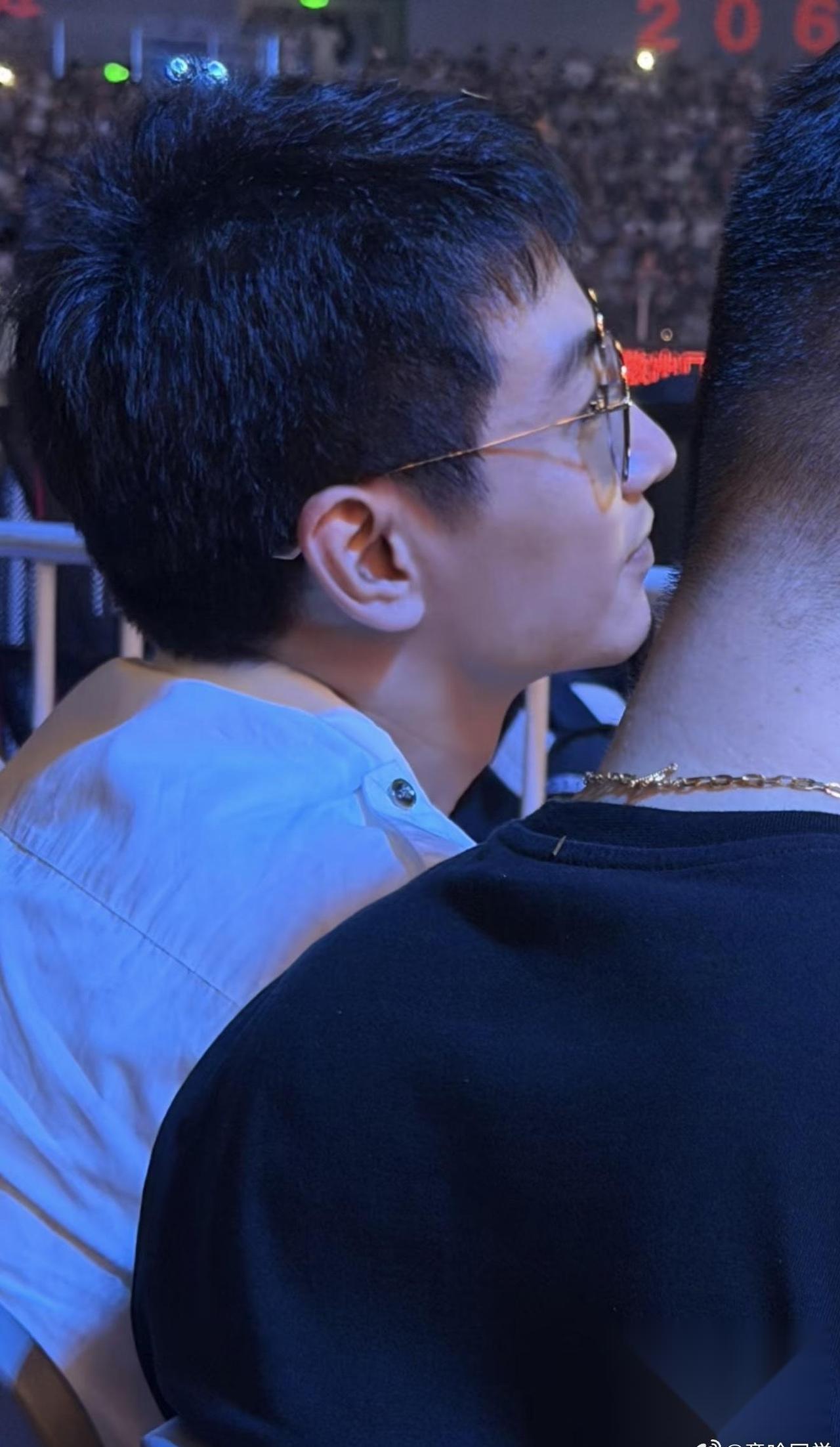39岁陈晓现身看岳云鹏演唱会，依旧儒雅帅气，离婚后看着很沉稳了。 
 
8月9日