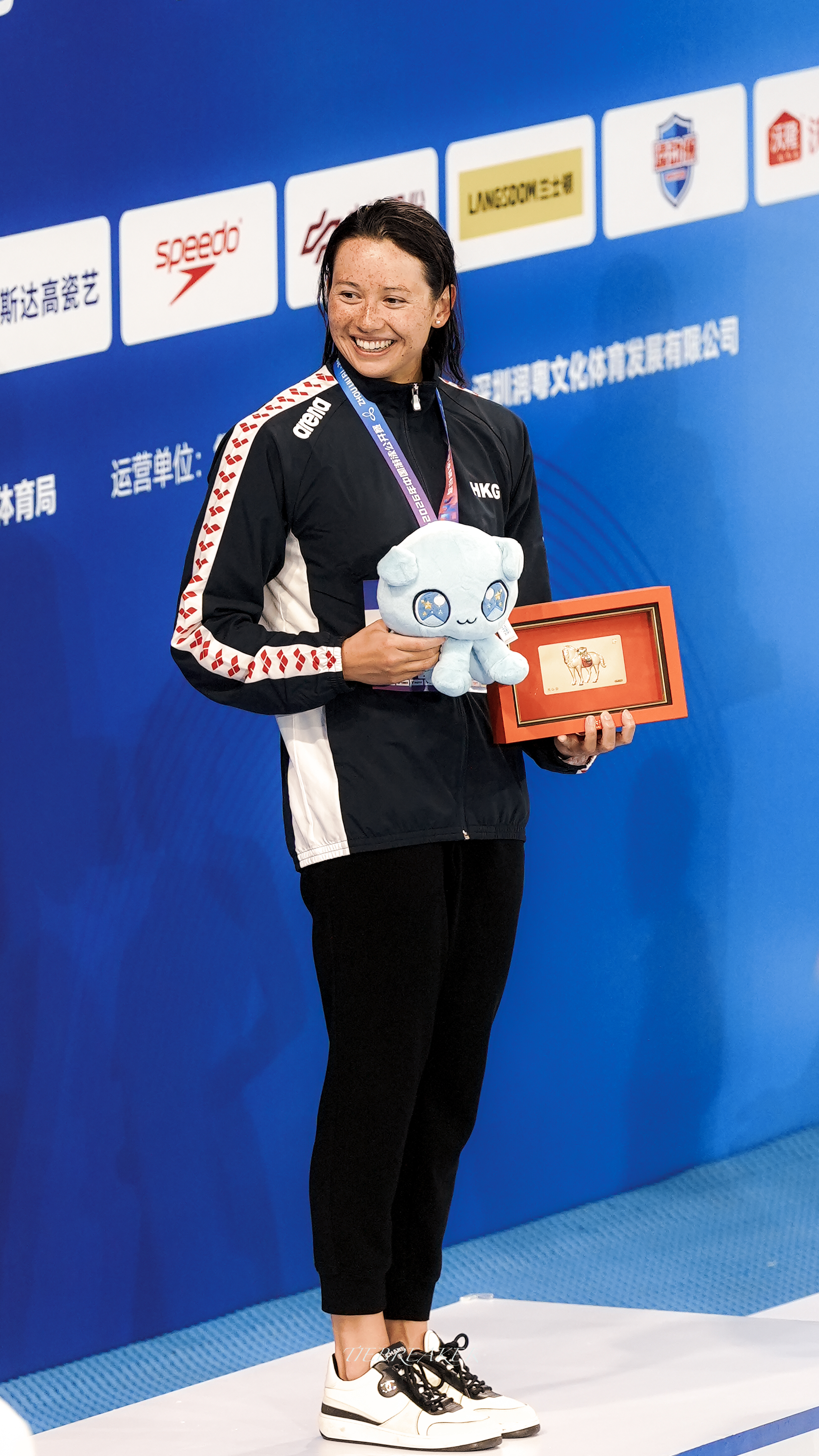 🇭🇰｜何诗蓓这个吉祥物自带莫名萌感：捏脚可以动耳朵哈哈 