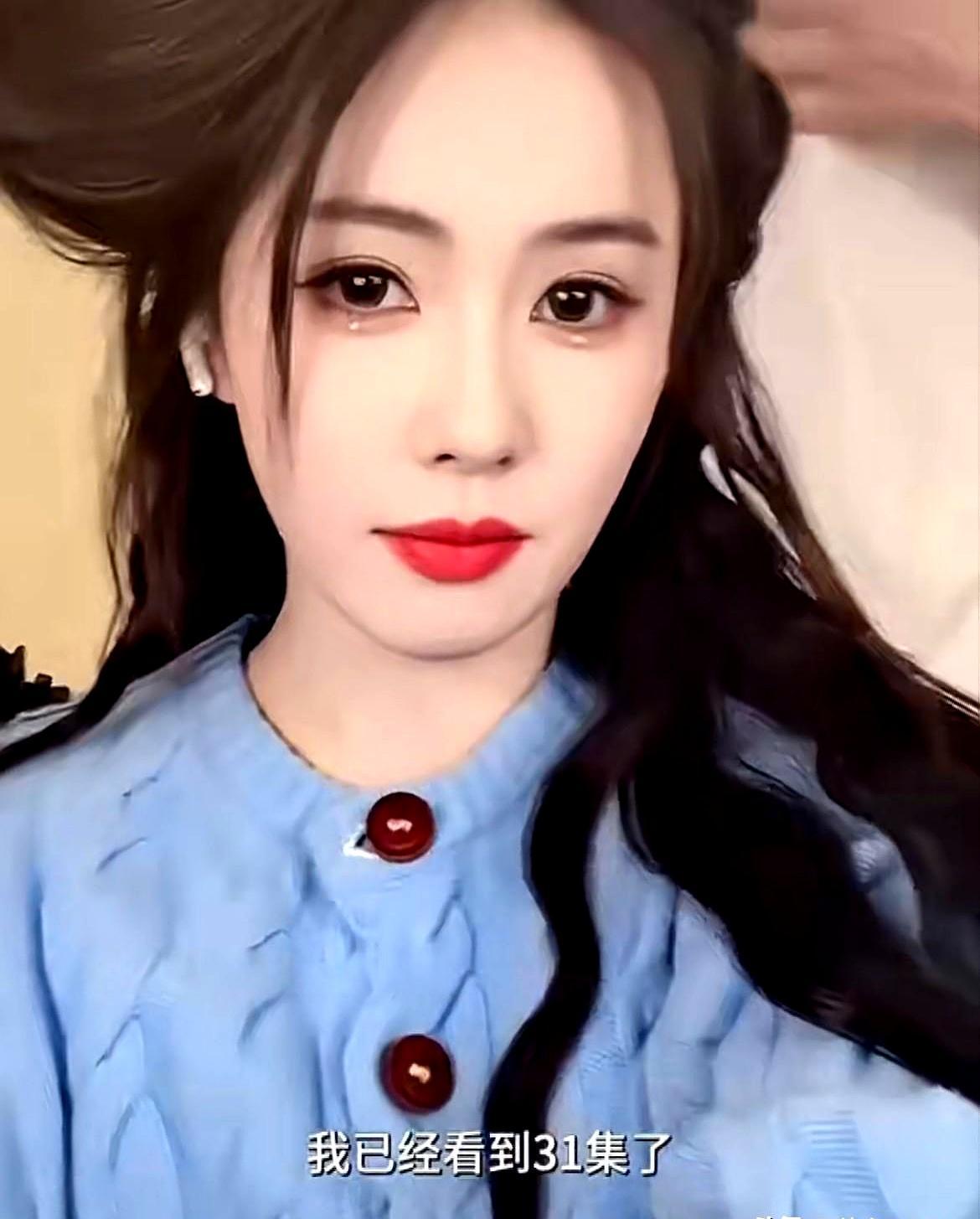 白鹿：演完这个疯批女官，我再也不打了。
 
提前三个月特训，唐刀术、格斗技，每天