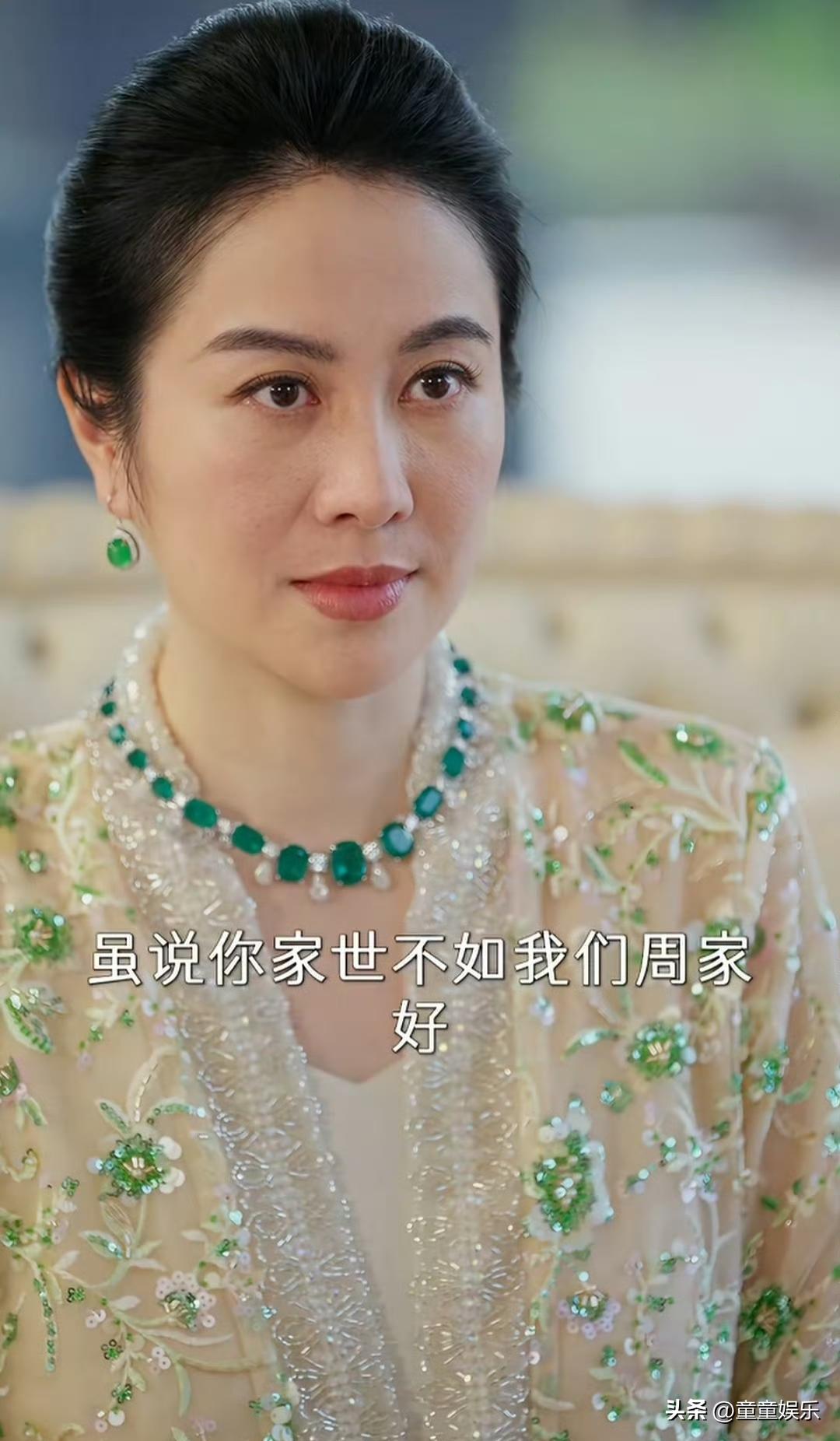 谁能想到啊
当年街头拥吻被拍个正着的两个人
如今一个成了200亿影帝
一个在短剧