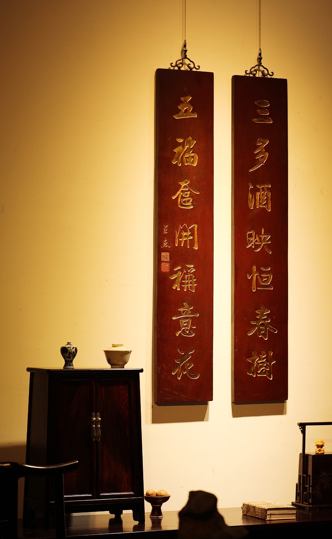 王杰款  | 七言联老楠木新作，手工刻画，题识：“三多酒映恒春树, 五福临门称意