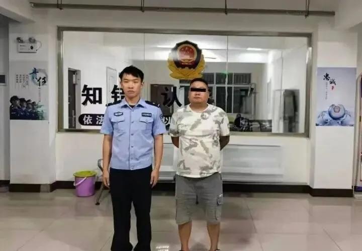 胆大妄为！5月29日报道，昆明台球室公共区域，一名女子弯腰击球时突遭陌生男子掀裙