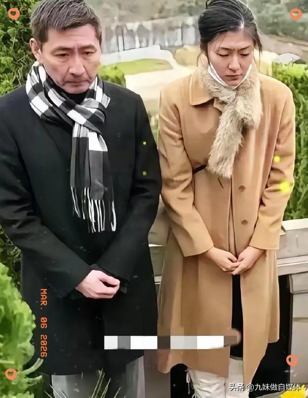那张照片，让人看了心里一紧。 
​​张子健带着女儿张依依，站在李婷的墓碑前。父女