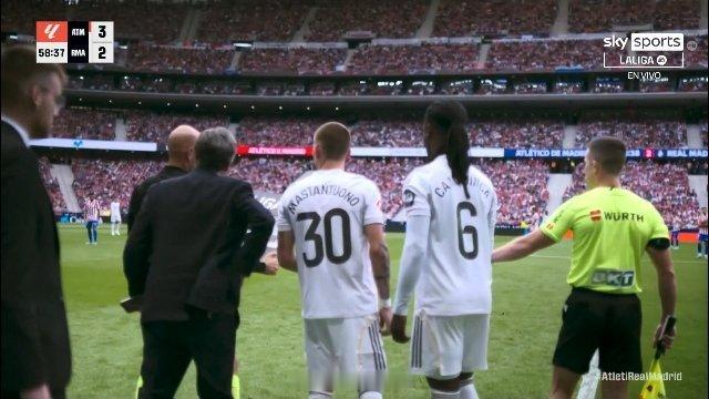 马斯坦托诺首次亮相马德里国家德比🇦🇷⚽️ 这位18岁的阿根廷球员在第59分钟