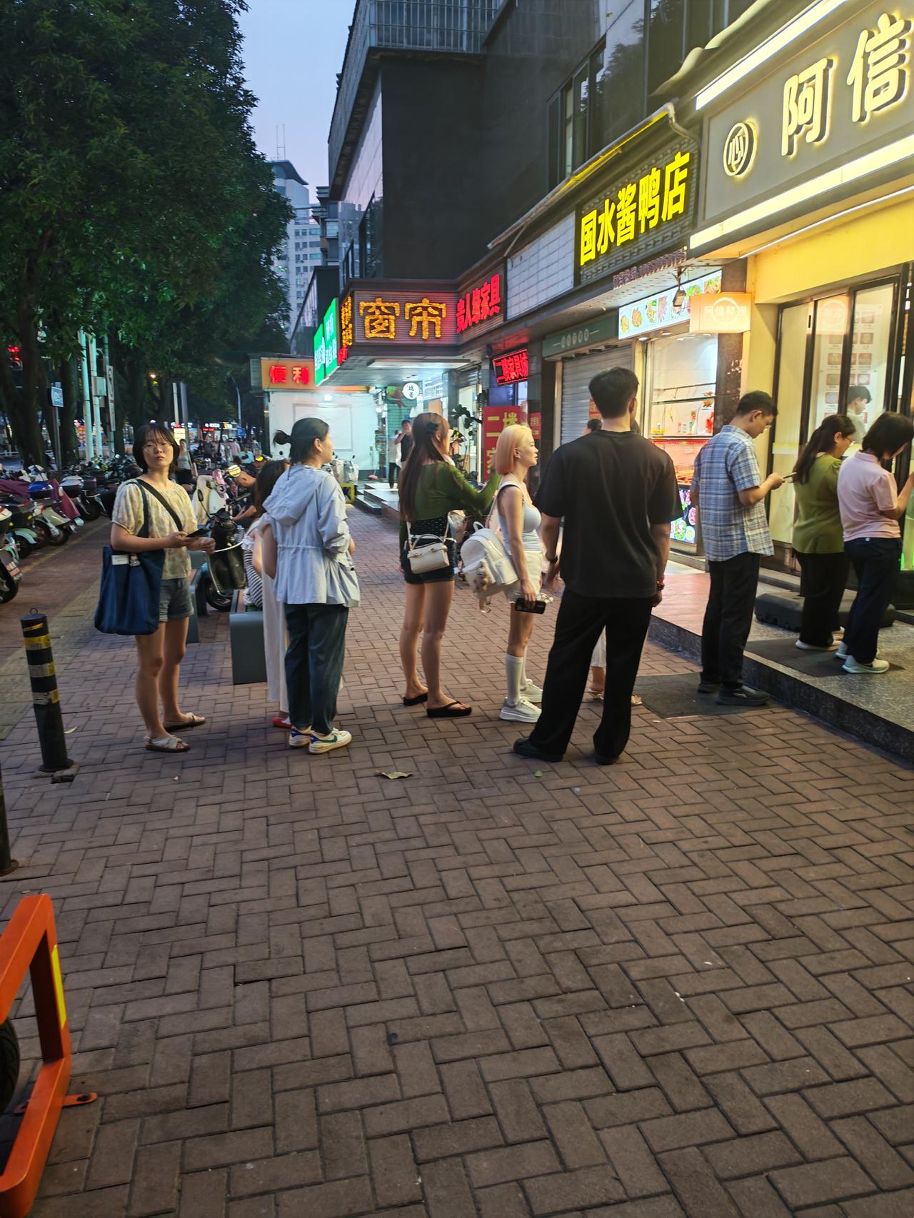 网红鲜捞，每天路过都是排长队