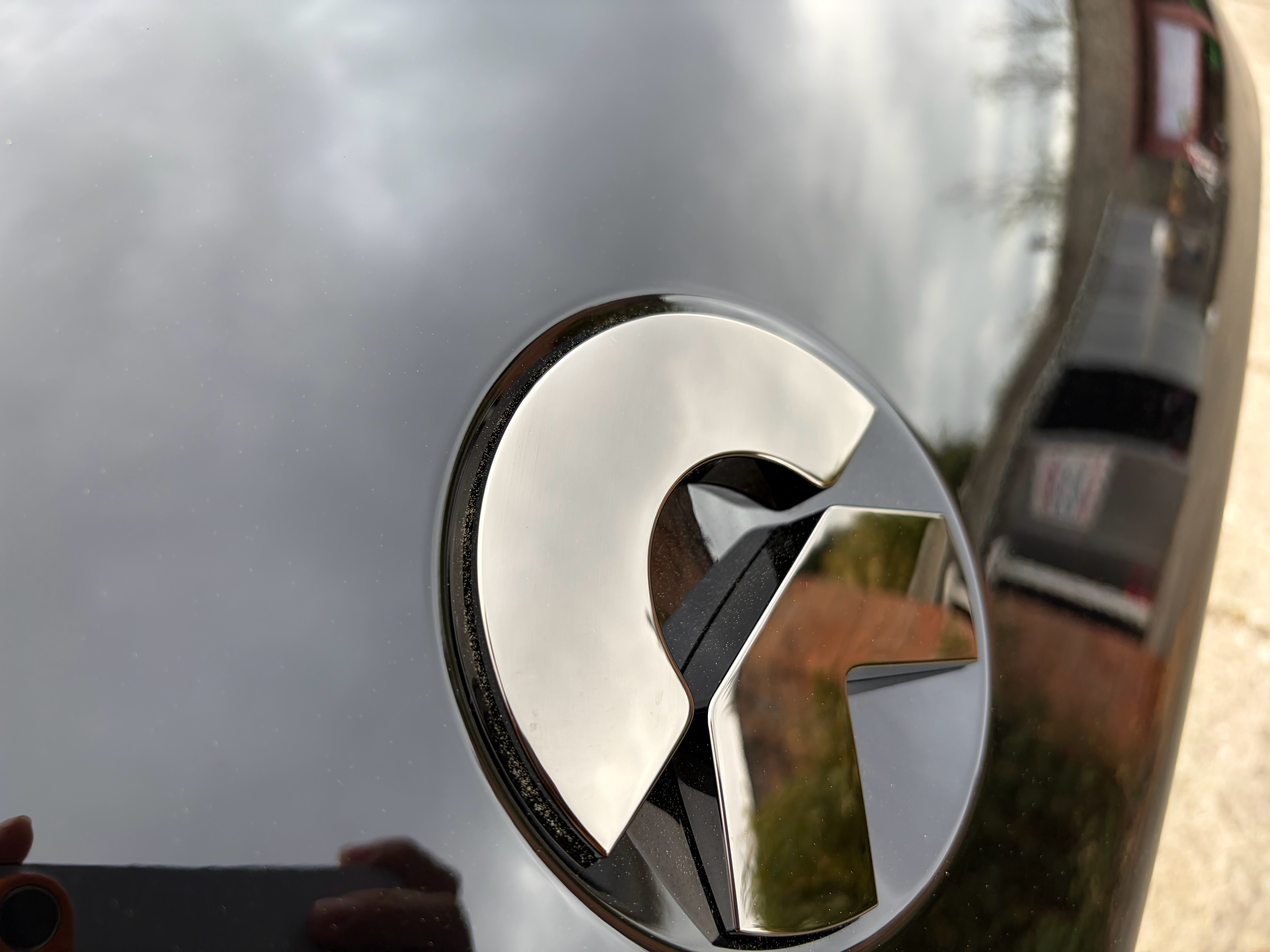 临走时看到一旁停着的 ES8，呦，这不是销量王来了嘛。说实话，我真是没想到 ES