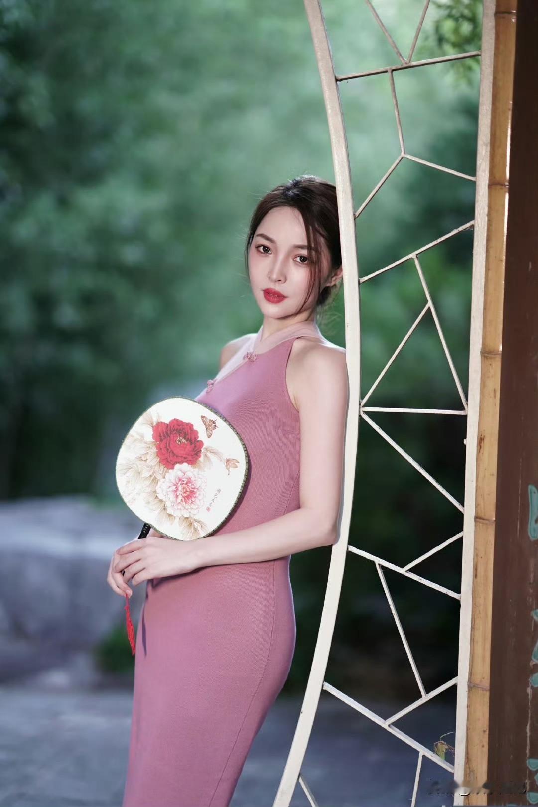 台球裁判王钟瑶，一身肉红改良旗袍，穿出婀娜优雅姿态。