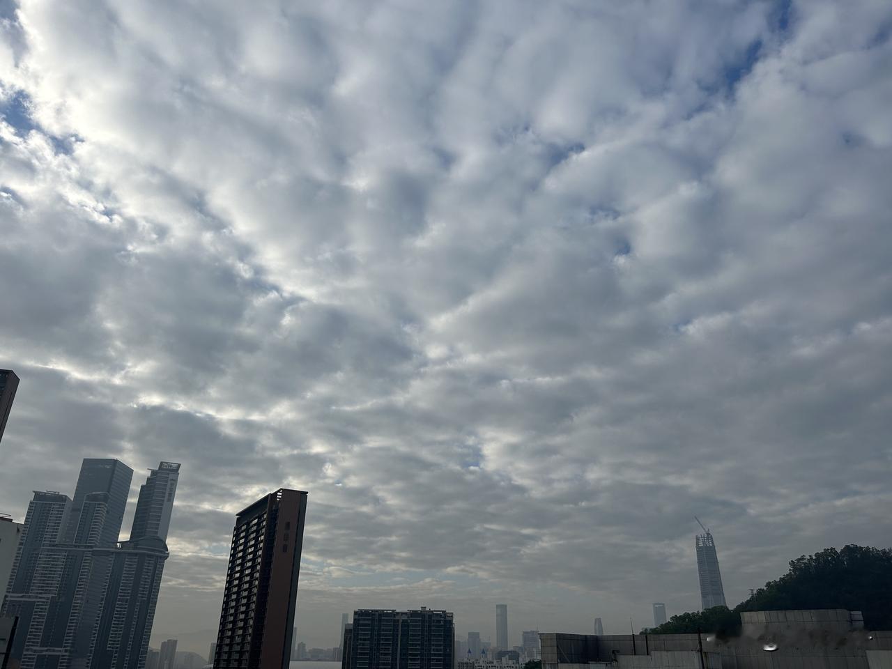 今天多云，如心里有些不快，无法散去。
虽然知道终会散去，但是这刻还是难受的。
网